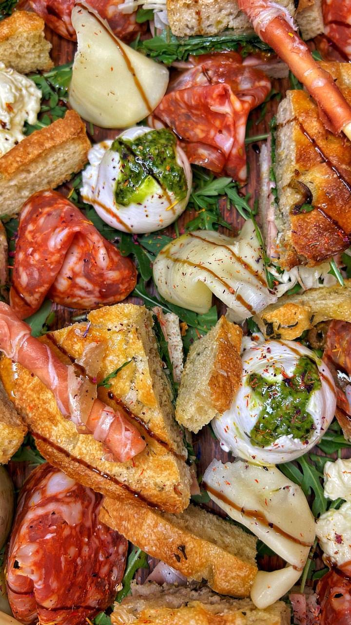 Antipasti-bræt med salami, prosciutto, burrata og focaccia
