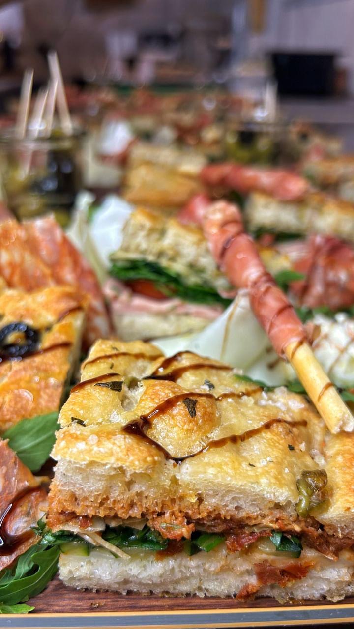 Focaccia i fingerfood-størrelse med grissini svøbt i prosciutto