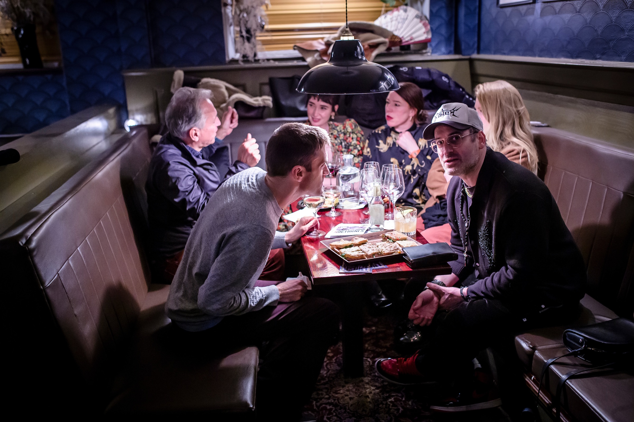 Venner deler La Posata focaccia ved et julefrokostbord